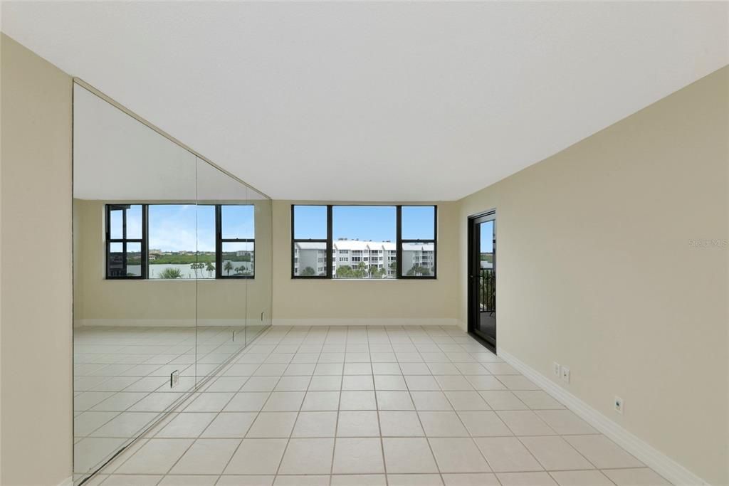 For Sale: $478,000 (1 beds, 1 baths, 751 Square Feet)