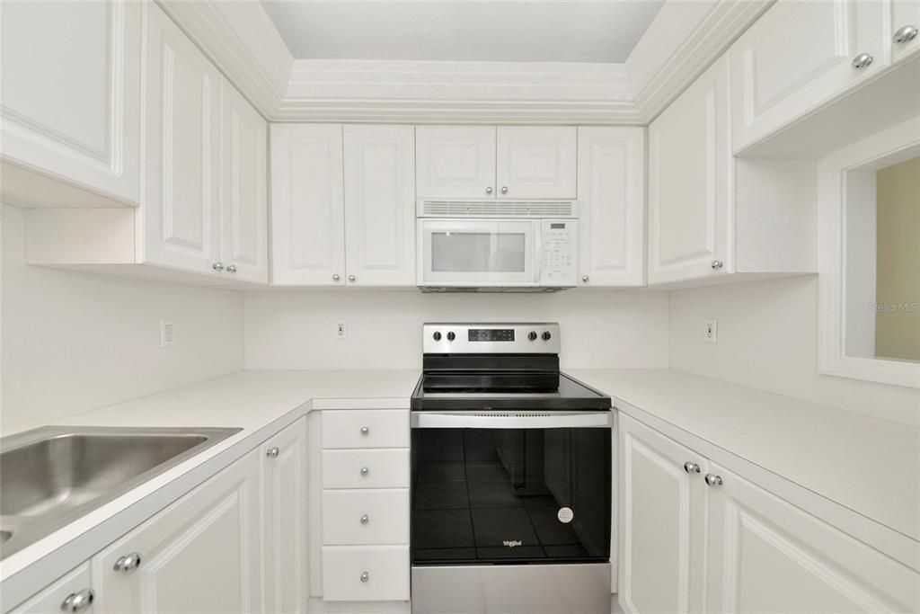 For Sale: $478,000 (1 beds, 1 baths, 751 Square Feet)