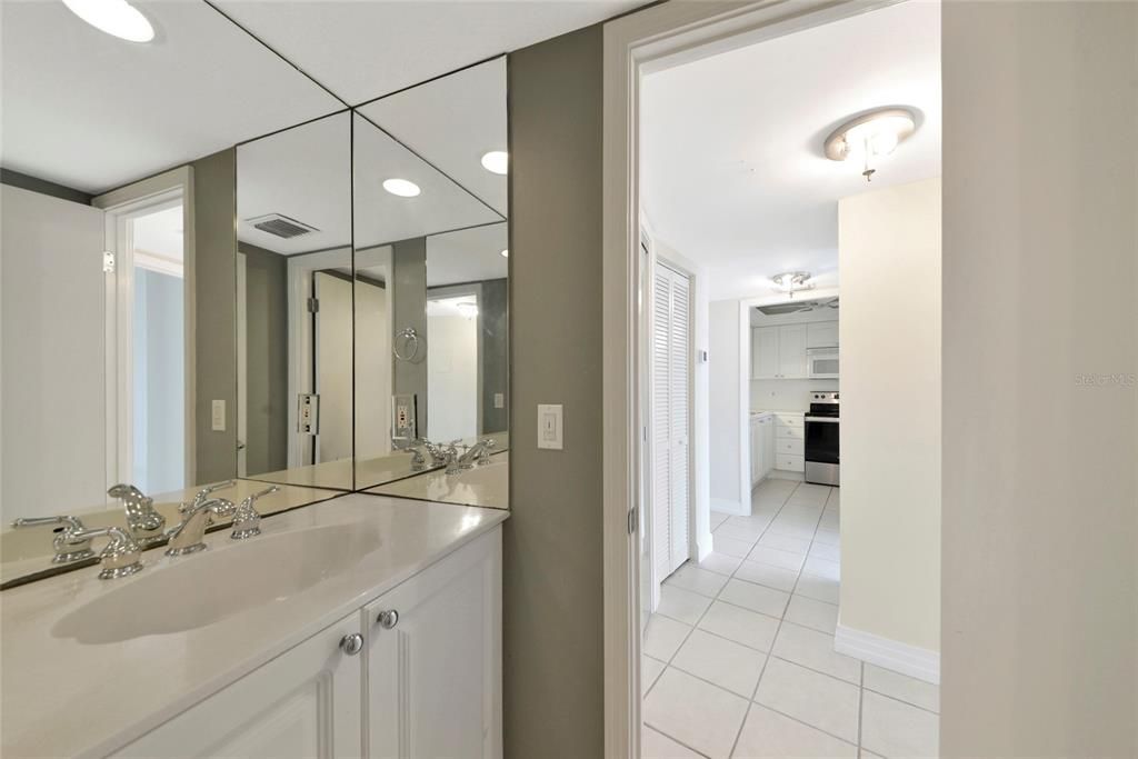 For Sale: $478,000 (1 beds, 1 baths, 751 Square Feet)