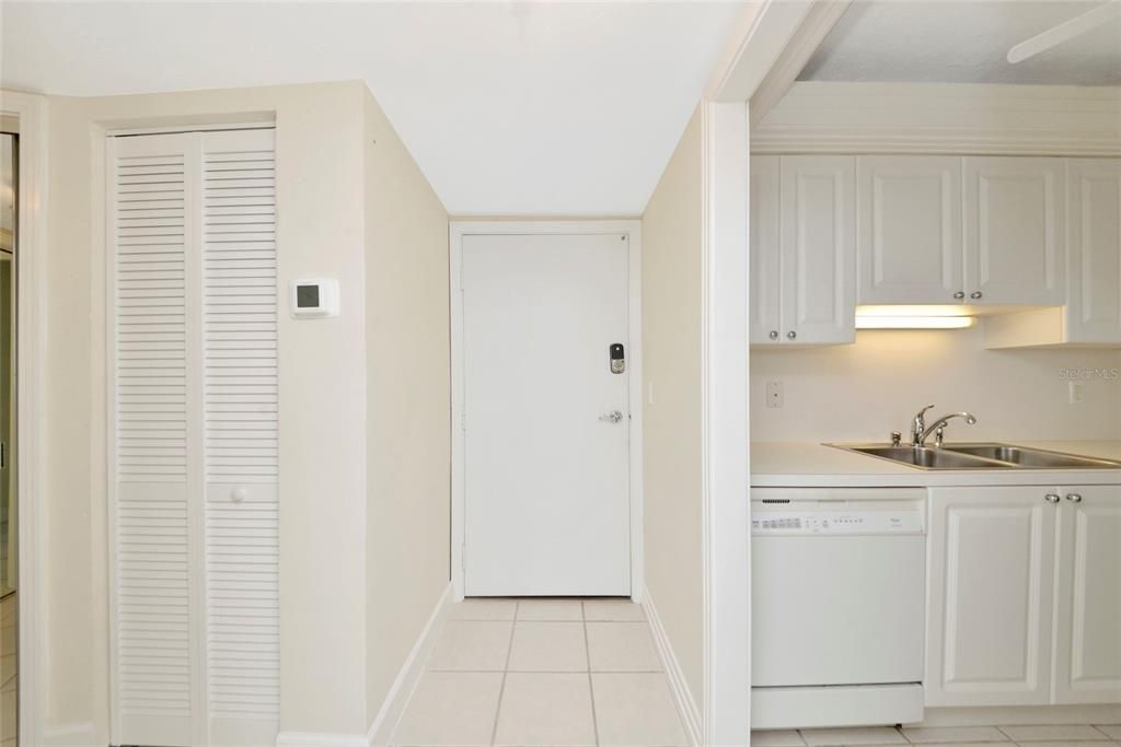 For Sale: $478,000 (1 beds, 1 baths, 751 Square Feet)