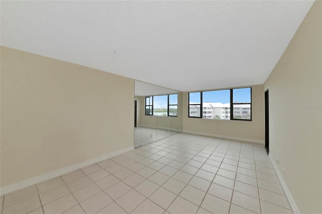 For Sale: $478,000 (1 beds, 1 baths, 751 Square Feet)