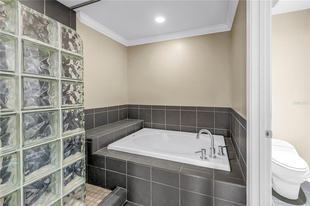 For Sale: $485,000 (3 beds, 2 baths, 1990 Square Feet)