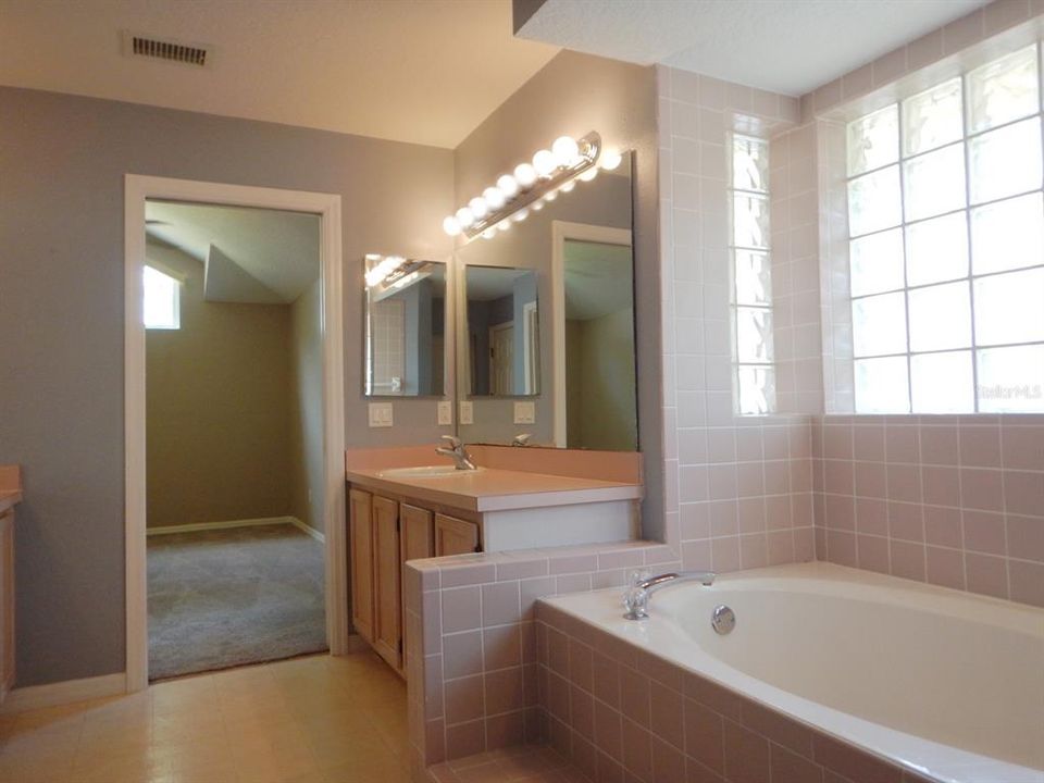Active With Contract: $365,000 (3 beds, 2 baths, 1965 Square Feet)