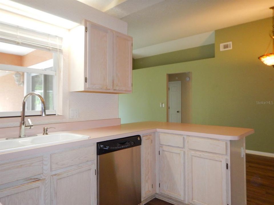 Active With Contract: $365,000 (3 beds, 2 baths, 1965 Square Feet)