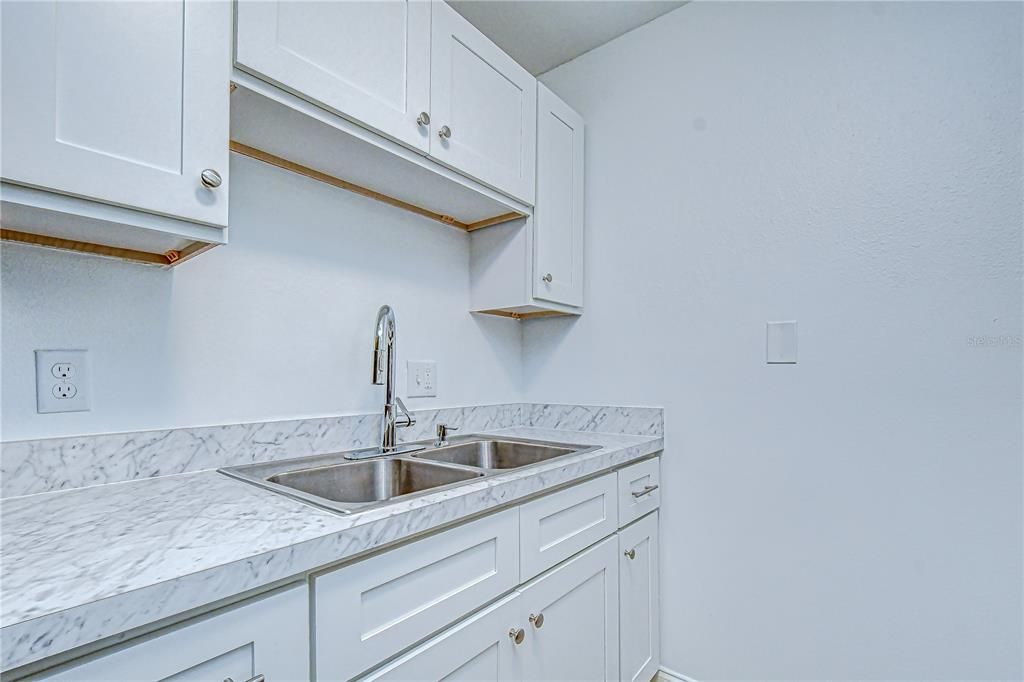 For Sale: $110,000 (1 beds, 1 baths, 747 Square Feet)