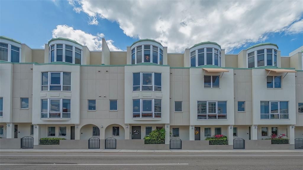 Active With Contract: $799,000 (3 beds, 4 baths, 2310 Square Feet)