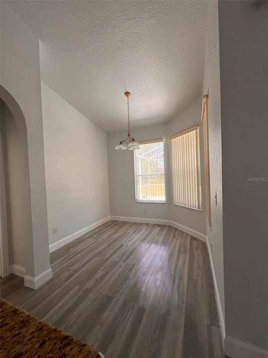 Activo con contrato: $2,895 (5 camas, 3 baños, 2411 Pies cuadrados)