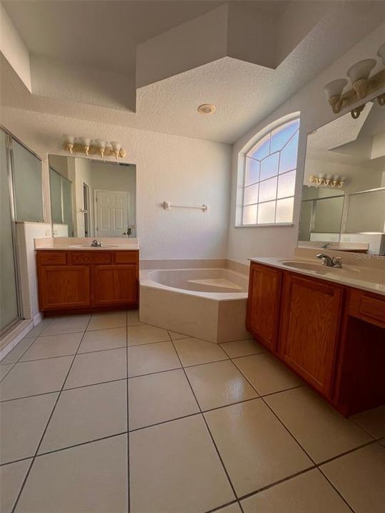 Activo con contrato: $2,895 (5 camas, 3 baños, 2411 Pies cuadrados)