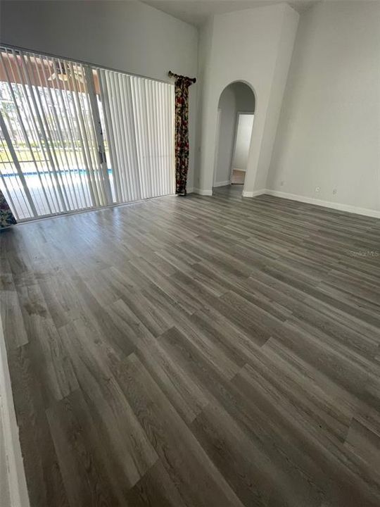 Activo con contrato: $2,895 (5 camas, 3 baños, 2411 Pies cuadrados)
