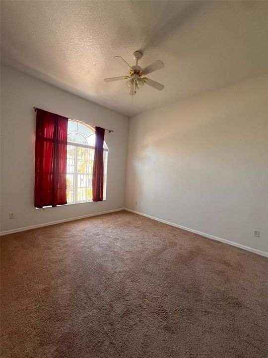 Activo con contrato: $2,895 (5 camas, 3 baños, 2411 Pies cuadrados)