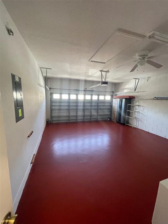 Activo con contrato: $2,895 (5 camas, 3 baños, 2411 Pies cuadrados)