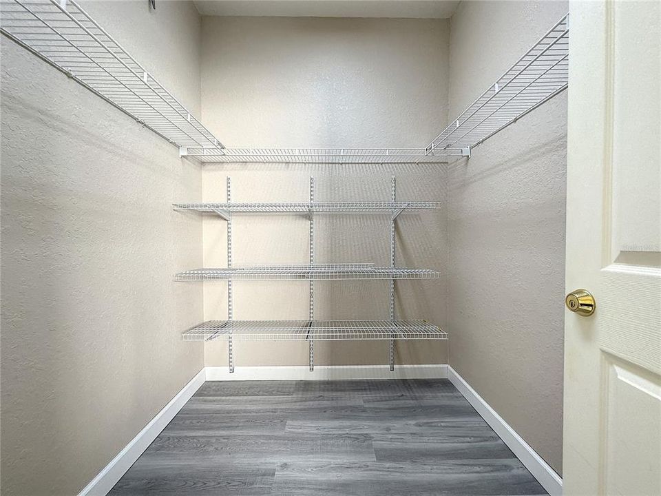 Activo con contrato: $2,895 (5 camas, 3 baños, 2411 Pies cuadrados)