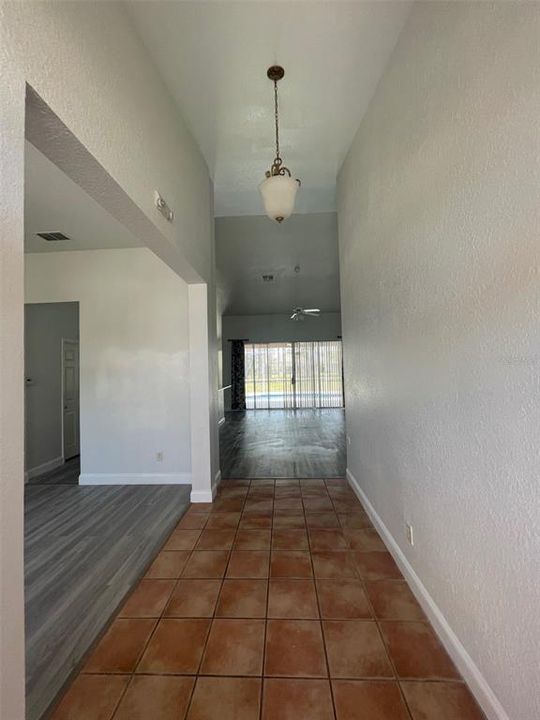 Activo con contrato: $2,895 (5 camas, 3 baños, 2411 Pies cuadrados)