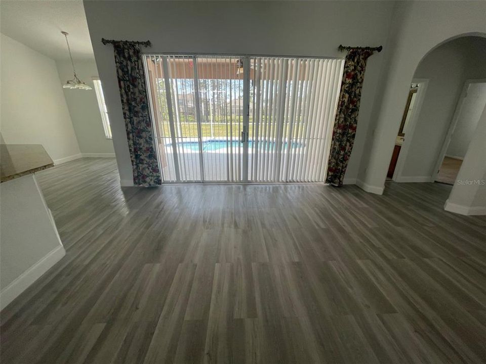 Activo con contrato: $2,895 (5 camas, 3 baños, 2411 Pies cuadrados)