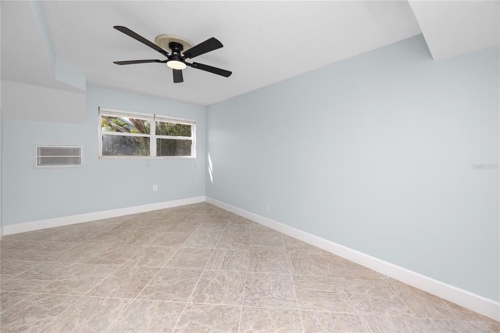 For Sale: $149,900 (1 beds, 1 baths, 435 Square Feet)