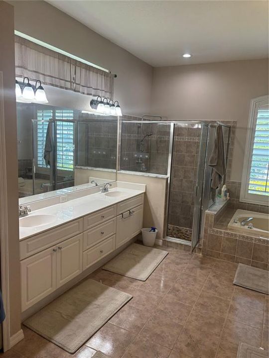 Activo con contrato: $824,900 (4 camas, 3 baños, 2764 Pies cuadrados)