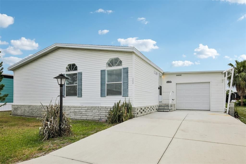 Active With Contract: $219,900 (4 beds, 2 baths, 1860 Square Feet)
