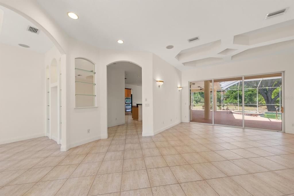 Activo con contrato: $659,000 (4 camas, 3 baños, 2740 Pies cuadrados)