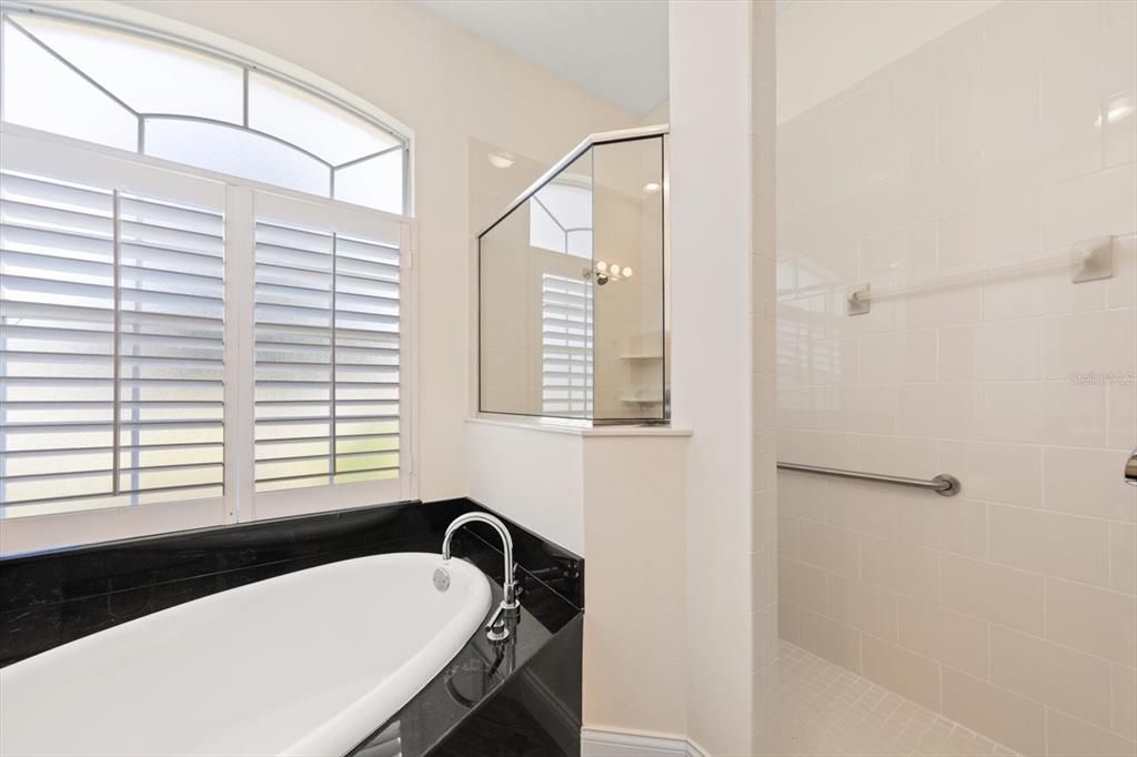 Activo con contrato: $659,000 (4 camas, 3 baños, 2740 Pies cuadrados)