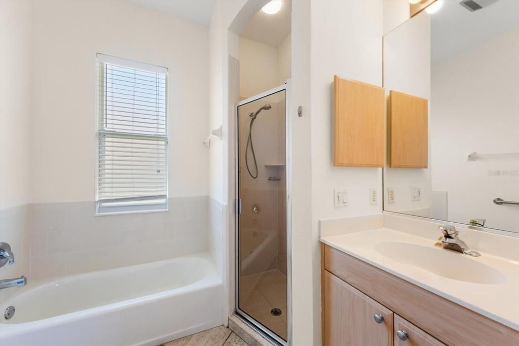 Activo con contrato: $659,000 (4 camas, 3 baños, 2740 Pies cuadrados)