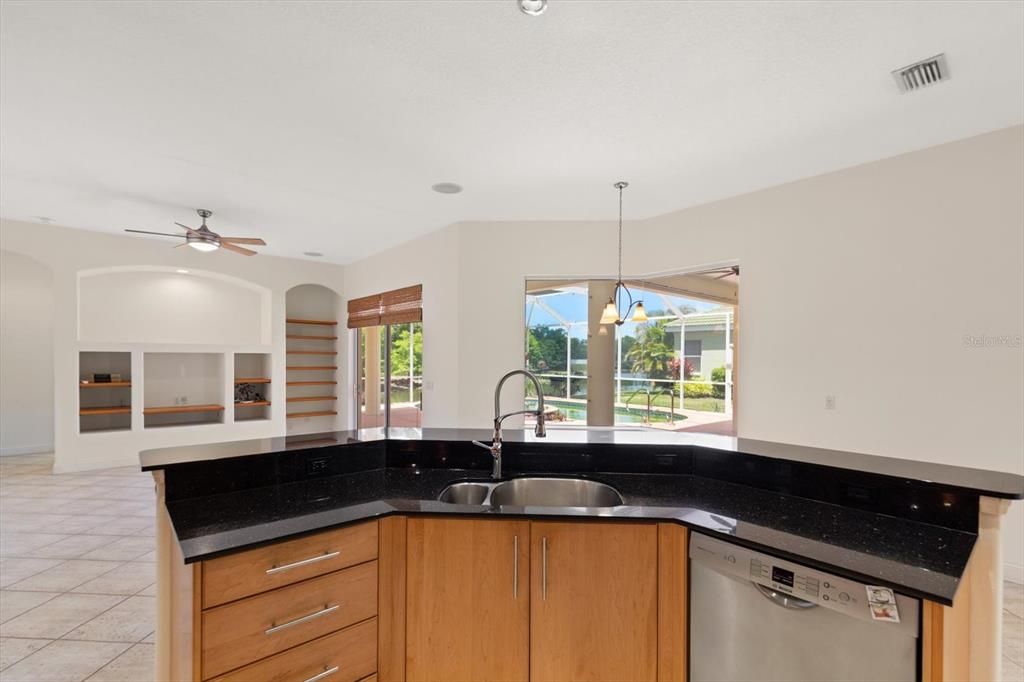 Activo con contrato: $659,000 (4 camas, 3 baños, 2740 Pies cuadrados)