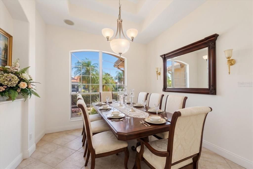 Activo con contrato: $659,000 (4 camas, 3 baños, 2740 Pies cuadrados)
