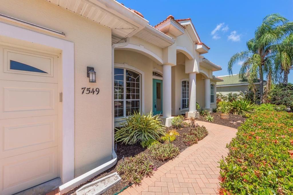 Activo con contrato: $659,000 (4 camas, 3 baños, 2740 Pies cuadrados)