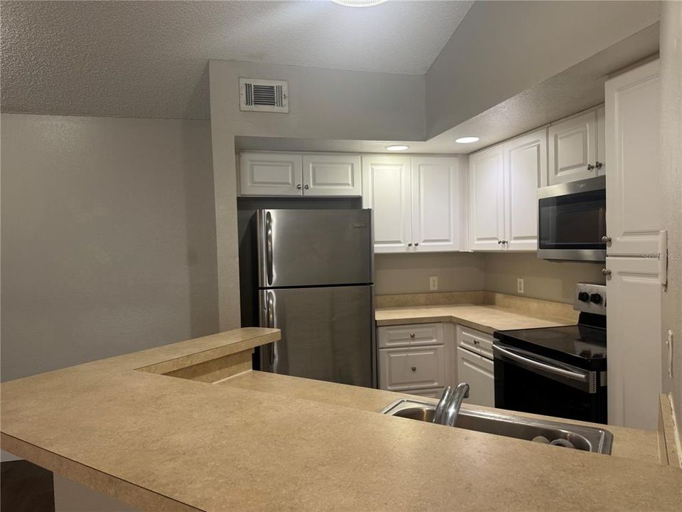 Active With Contract: $1,400 (2 beds, 2 baths, 1054 Square Feet)