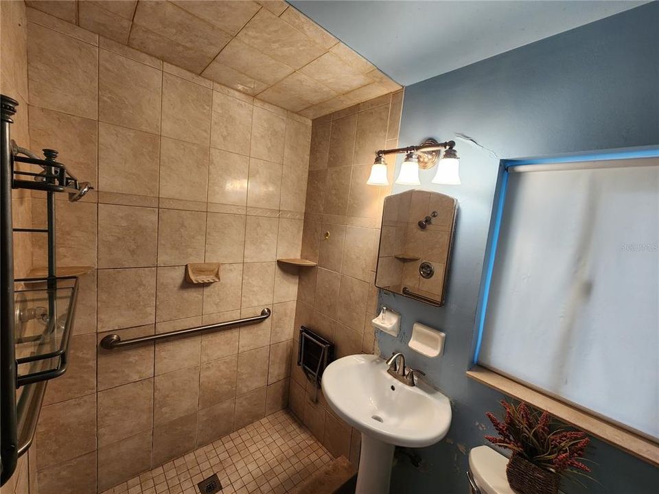 Под контрактом: $199,900 (3 спален, 1 ванн, 1367 Квадратных фут)