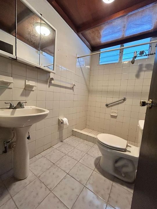 Под контрактом: $198,000 (3 спален, 3 ванн, 1219 Квадратных фут)