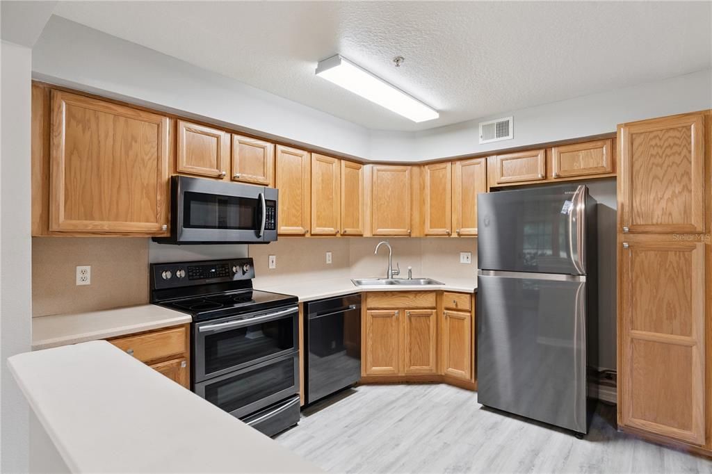 For Rent: $2,200 (3 beds, 2 baths, 1457 Square Feet)