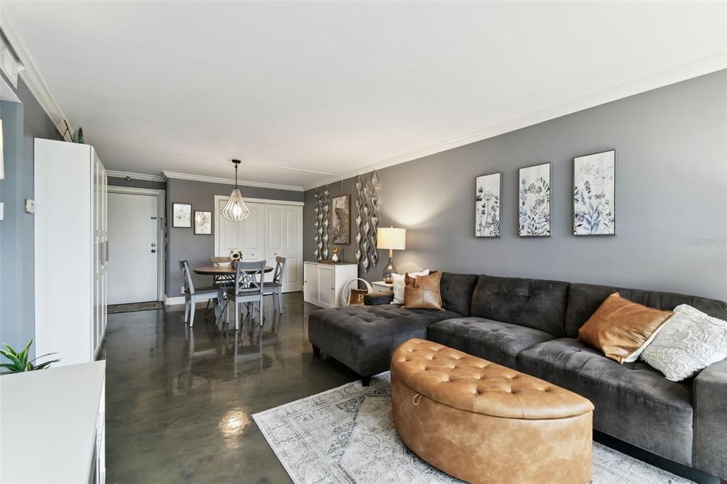 For Rent: $2,100 (1 beds, 1 baths, 760 Square Feet)