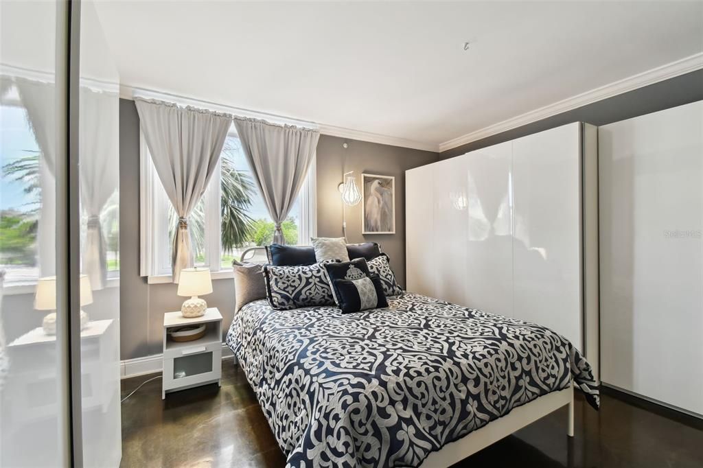 For Rent: $2,100 (1 beds, 1 baths, 760 Square Feet)