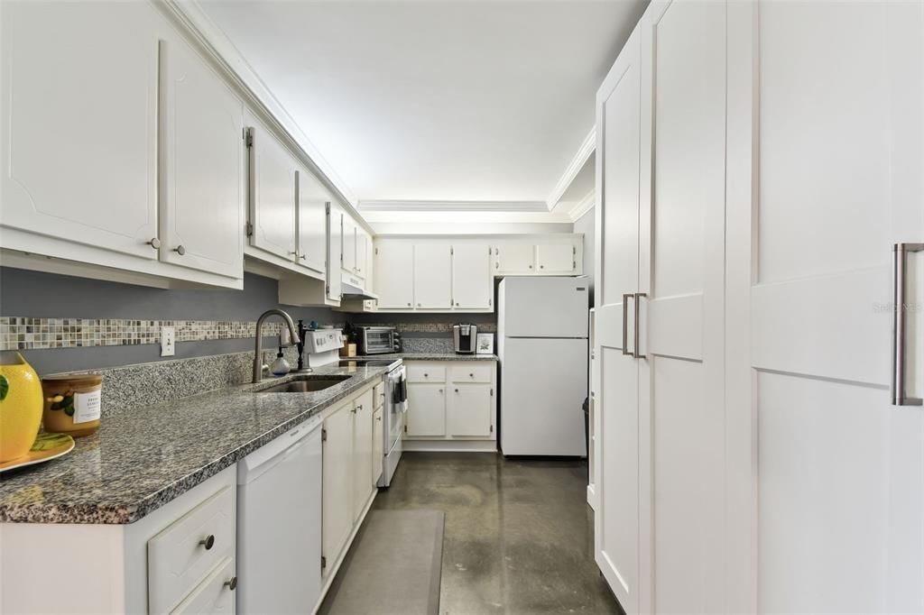 For Rent: $2,100 (1 beds, 1 baths, 760 Square Feet)
