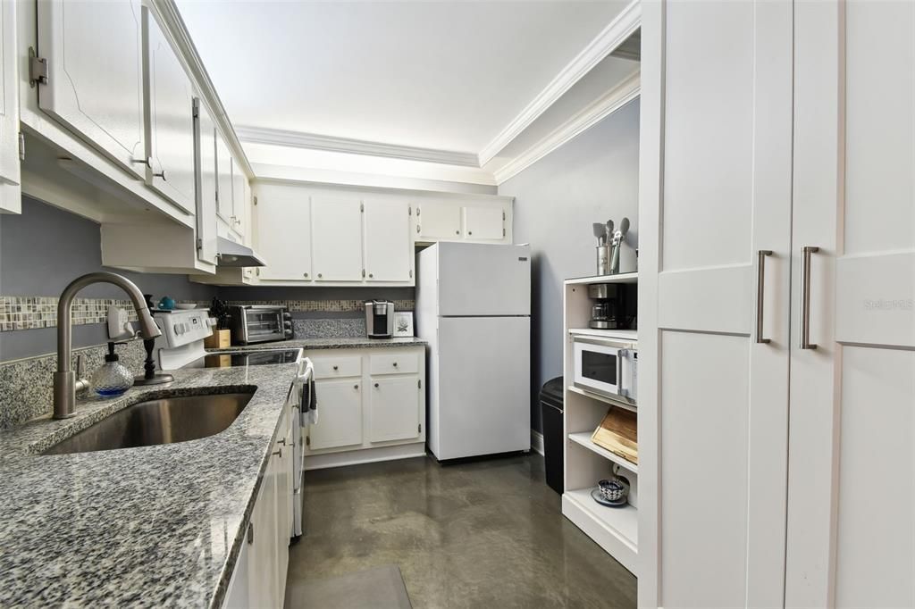 For Rent: $2,100 (1 beds, 1 baths, 760 Square Feet)