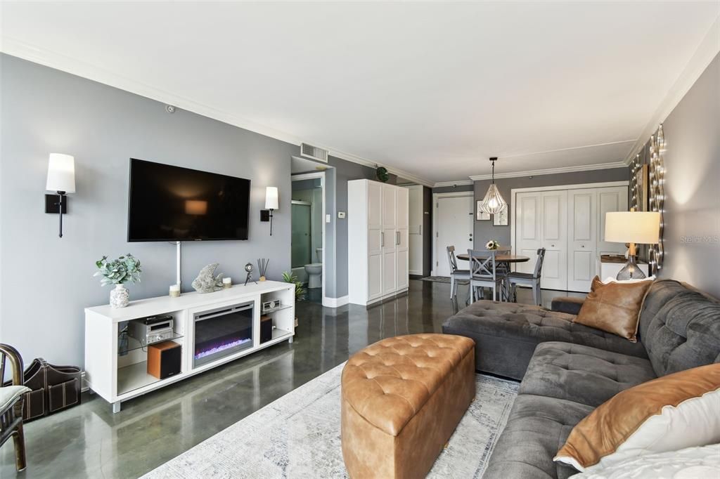 For Rent: $2,100 (1 beds, 1 baths, 760 Square Feet)