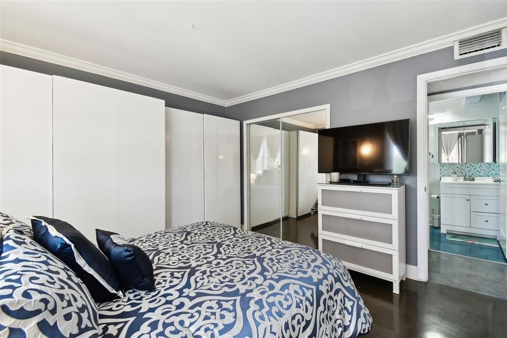 For Rent: $2,100 (1 beds, 1 baths, 760 Square Feet)