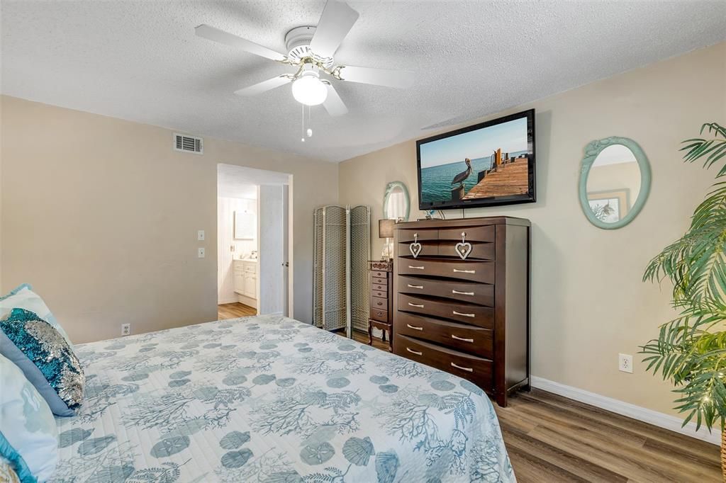 For Sale: $315,000 (2 beds, 2 baths, 1408 Square Feet)