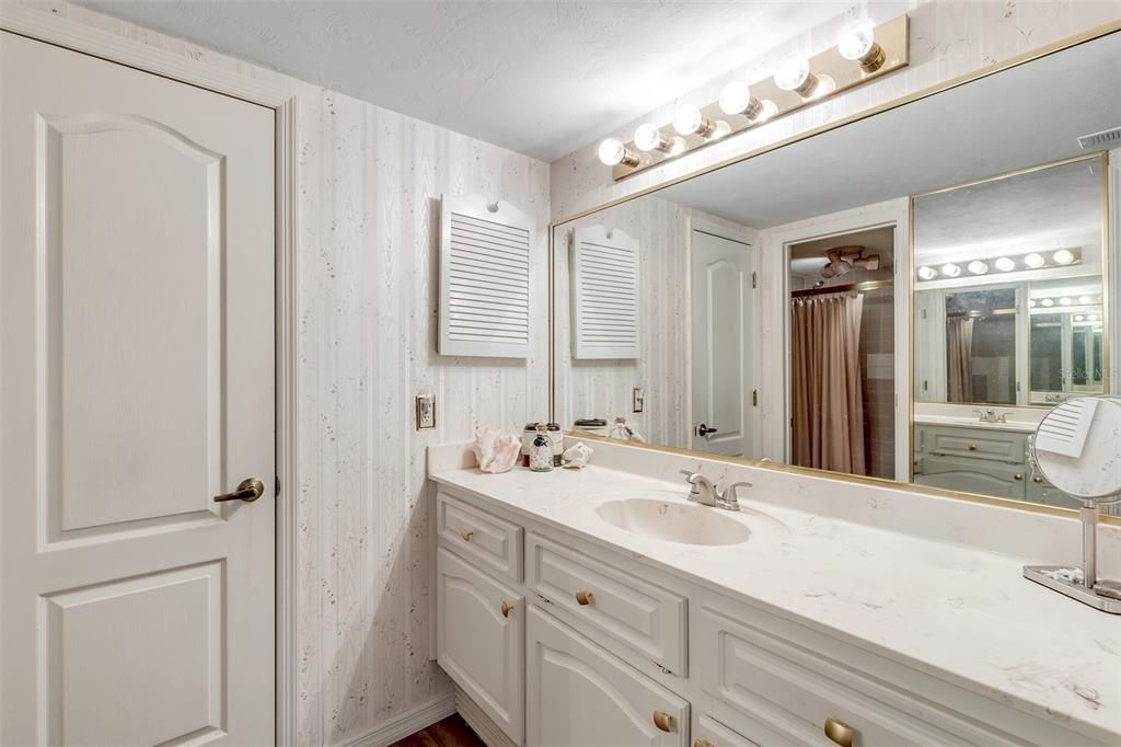 For Sale: $315,000 (2 beds, 2 baths, 1408 Square Feet)