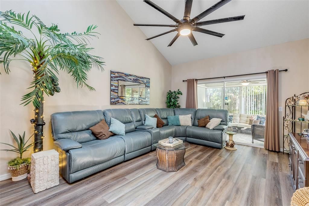 For Sale: $315,000 (2 beds, 2 baths, 1408 Square Feet)