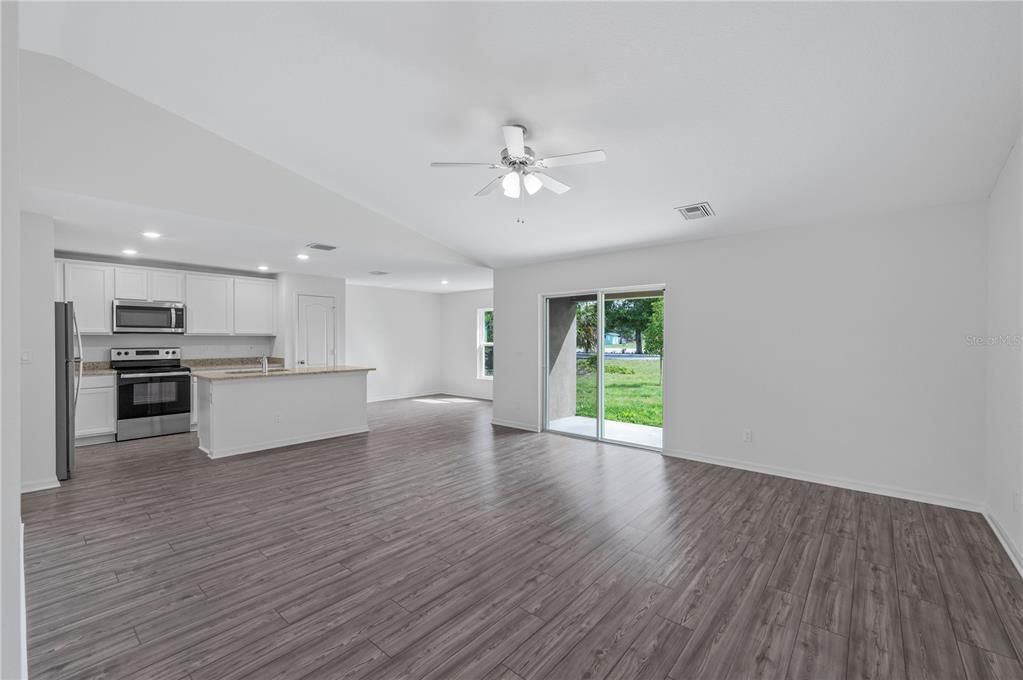 Activo con contrato: $329,900 (3 camas, 2 baños, 1680 Pies cuadrados)