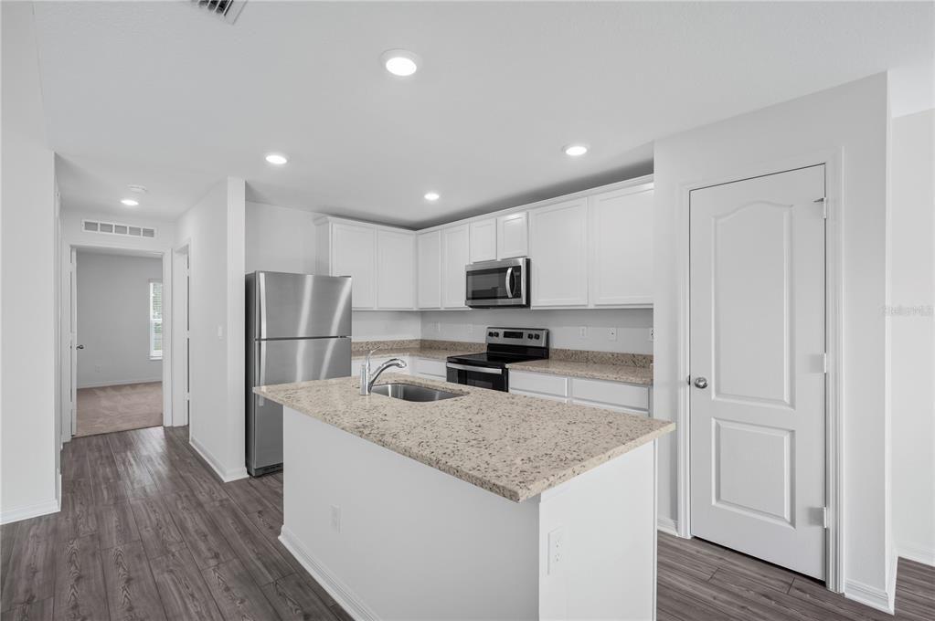 Activo con contrato: $329,900 (3 camas, 2 baños, 1680 Pies cuadrados)