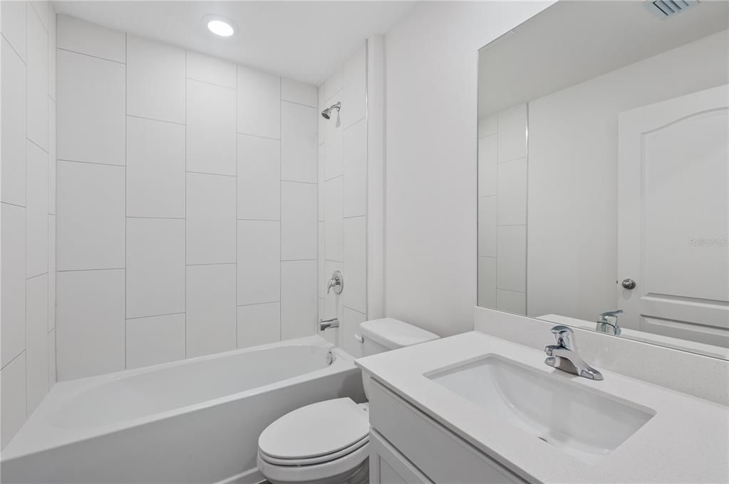 Activo con contrato: $329,900 (3 camas, 2 baños, 1680 Pies cuadrados)