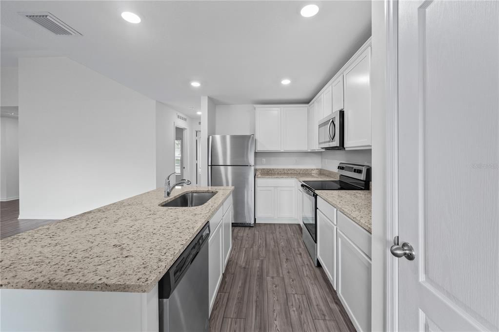Activo con contrato: $329,900 (3 camas, 2 baños, 1680 Pies cuadrados)