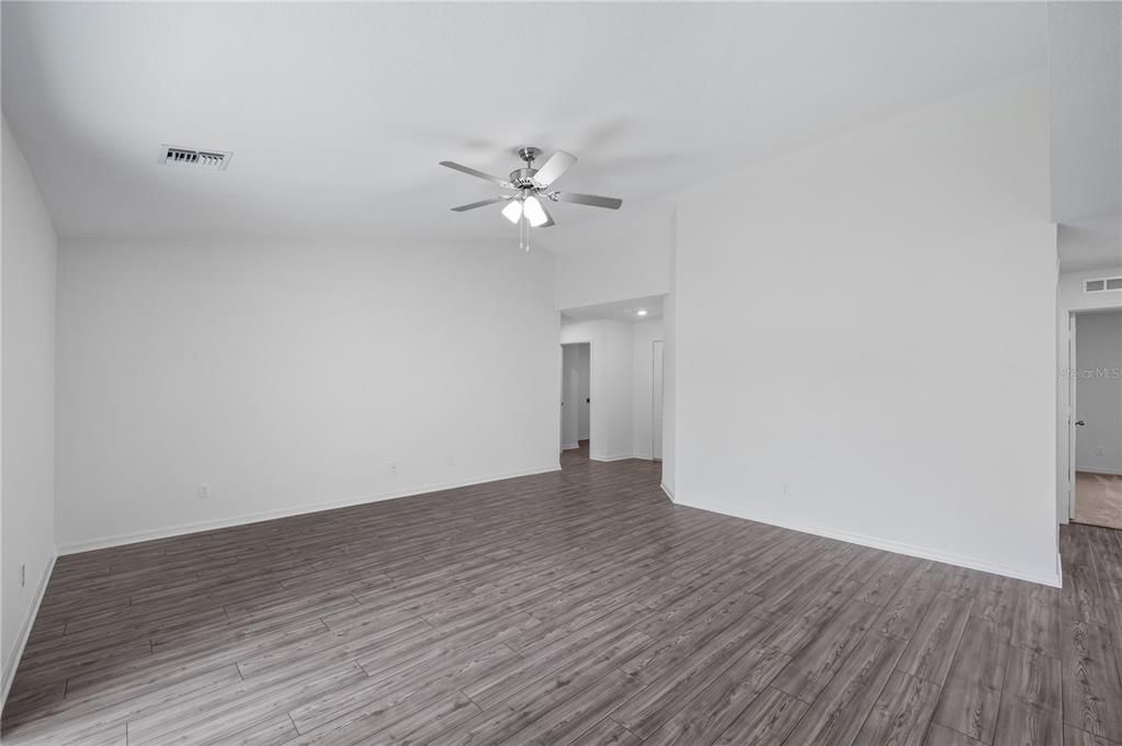 Activo con contrato: $329,900 (3 camas, 2 baños, 1680 Pies cuadrados)