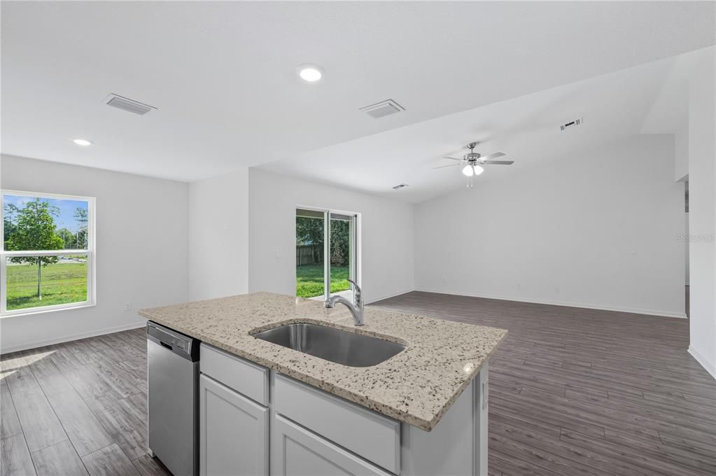 Activo con contrato: $329,900 (3 camas, 2 baños, 1680 Pies cuadrados)