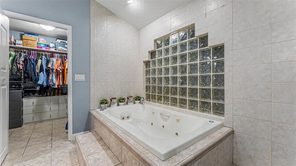 En Venta: $580,000 (4 camas, 2 baños, 3086 Pies cuadrados)