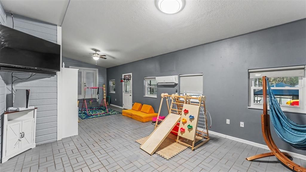 En Venta: $580,000 (4 camas, 2 baños, 3086 Pies cuadrados)