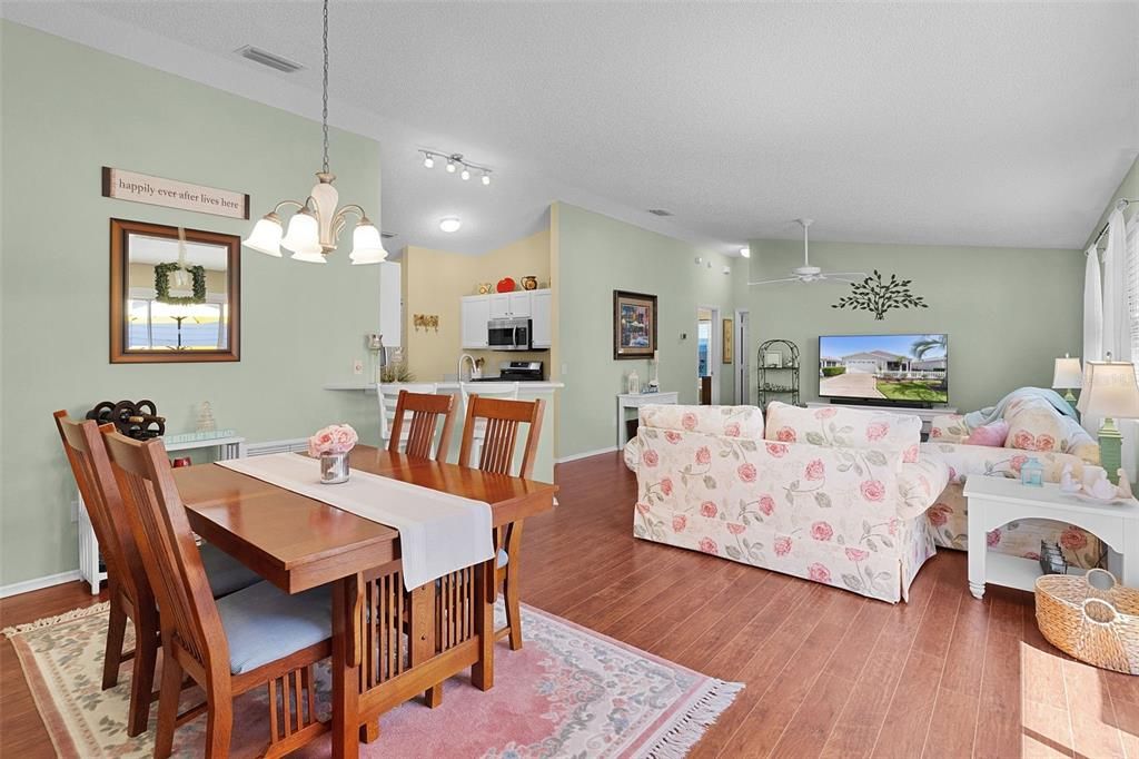 For Sale: $279,000 (2 beds, 2 baths, 1188 Square Feet)
