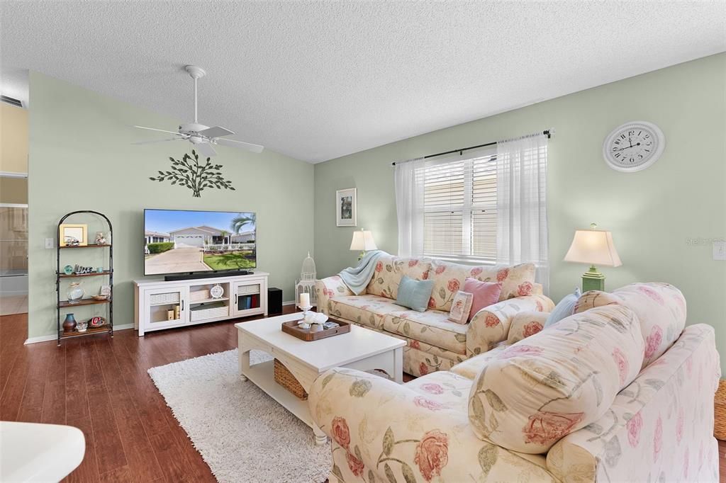For Sale: $279,000 (2 beds, 2 baths, 1188 Square Feet)